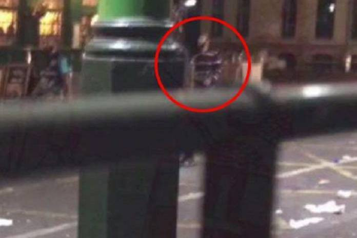 Συγκλονιστικό βίντεο από το Λονδίνο – Ιδιοκτήτης μπαρ εμποδίζει τον δράστη να εισβάλλει μέσα